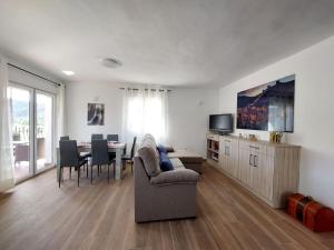 TV a/nebo společenská místnost v ubytování Apartamentos El Pozo