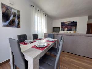 TV a/nebo společenská místnost v ubytování Apartamentos El Pozo
