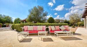 Dos sillas y una mesa en un patio. en Villa Delphin 375 Fantastic villa with amazing outside space, Aphrodite Hills, en Kouklia