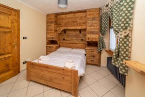 a bedroom with a bed and a dresser at Appartamenti ABC Group in Sauze dʼOulx