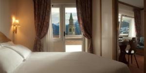 Кровать или кровати в номере Hotel Alaska Cortina