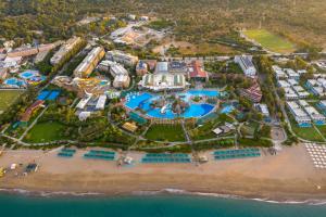 eine Luftansicht eines Resorts am Strand in der Unterkunft AQI Pegasos World in Side