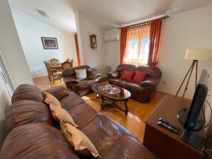 uma sala de estar com um sofá e uma mesa em Aquarium Apartment Kotor em Kotor