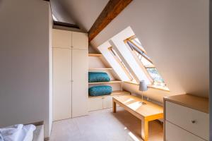 ソポトにあるVictus Apartamenty, Apartament Panoramaのデスクと窓が備わる小さな客室です。