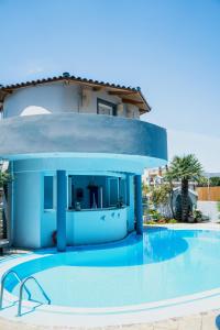 uma villa com piscina em frente a uma casa em RODI BLUE appartments em Amoudara Herakliou