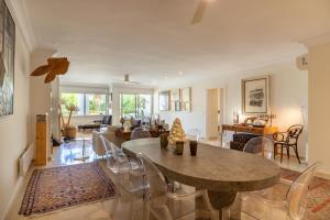 uma sala de estar com mesa e cadeiras em Moderno piso con piscina cerca del campo de golf - Quetzal 54 em Marbella