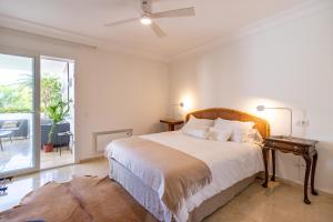 Łóżko lub łóżka w pokoju w obiekcie Lujoso y moderno piso con piscina cerca del campo de golf en Guadalmina Alta Marbella - Quetzal 54