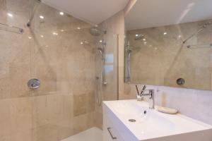 Łazienka w obiekcie Lujoso y moderno piso con piscina cerca del campo de golf en Guadalmina Alta Marbella - Quetzal 54