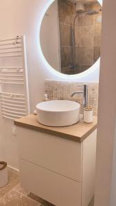 La salle de bains est pourvue d'un lavabo et d'un miroir. dans l'établissement Jennah Spa, à Montereau-faut-Yonne