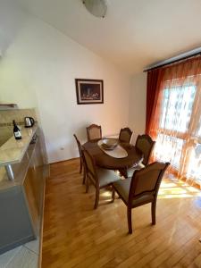 uma cozinha e sala de jantar com mesa e cadeiras em Aquarium Apartment Kotor em Kotor