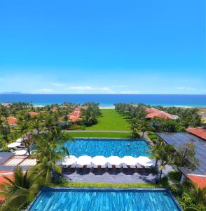 uma vista aérea da piscina no resort em The Anam Cam Ranh em Cam Ranh