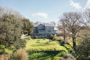 - une vue aérienne sur une grande maison avec une grande cour dans l'établissement Castlemead Country House By The Sea, à Manorbier