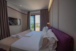 Postel nebo postele na pokoji v ubytování Hotel Olive Ksamil + 37 fotografií