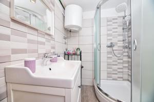 Et badeværelse på Apartment Mediterranean + 23 billeder