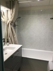 Kúpeľňa v ubytovaní Superbe appartement à Uzès avec place de parking + 11 fotografií