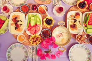 una mesa cubierta con platos y tazones de comida en Alayaz Hotel, en Alacati