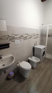een badkamer met een toilet en een wastafel bij Casetta Tipica in Borgo, indipendente, ristrutturata in LʼAquila