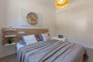 מיטה או מיטות בחדר ב-Blue Mood Apartment with Magic View