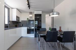 מטבח או מטבחון ב-Blue Mood Apartment with Magic View