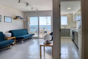 cocina y sala de estar con vistas al océano en Apartamento en 1 línea mar, en Sant Antoni de Calonge