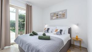 een witte slaapkamer met een groot bed met een raam bij Villa Oliveti by Villas Holiday in Frata +32 foto's