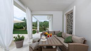 een woonkamer met een bank en een tafel bij Villa Oliveti by Villas Holiday in Frata