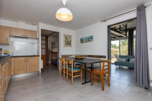 Una cocina y un comedor con mesa y sillas. en Bousquet Villa Vue Exceptionnelle, en Moliets-et-Maa 15 fotos más