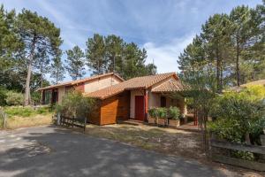 una casa con una valla delante en Bousquet Villa Vue Exceptionnelle, en Moliets-et-Maa