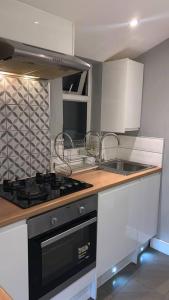 Köök või kööginurk majutusasutuses Stunning 1-Bed Apartment in London