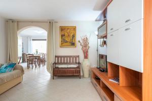 sala de estar con sofá y TV en Casamare a 2 passi dalla spiaggia en Tortolì