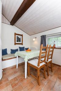 a table and chairs in a room with a bed at Ferienhaus Sternenklar in Wittmund