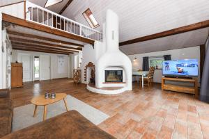 a living room with a fireplace and a tv at Ferienhaus Sternenklar in Wittmund