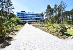 a walkway in front of a building at SHELLTER Apartament Green Dune – Rogowo in Rogowo
