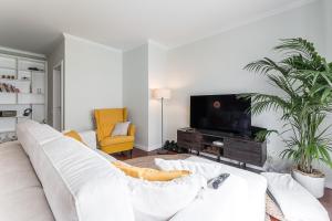 TV a/nebo společenská místnost v ubytování Beachfront Apartment + 31 fotografií