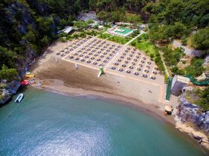 een luchtzicht op een strand met een groep resorts bij TUI BLUE Seno - Adults Only in Sarigerme