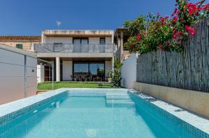 Der Swimmingpool an oder in der Nähe von YourHouse Casa Llubi, air conditioned town house in Majorca north