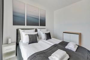 Ένα ή περισσότερα κρεβάτια σε δωμάτιο στο Downtown Apartments Sea View Letnica Tower
