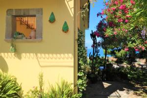 ein Fenster an der Seite eines Hauses mit Blumen in der Unterkunft Antico Portale in Ascea