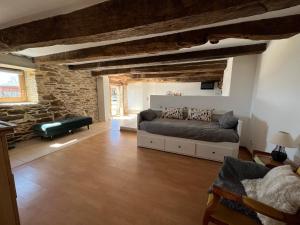 Villefranche-de-Panat的住宿－Le Mas Bertrand，一间卧室设有一张床和石墙