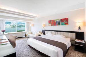 Letto o letti in una camera di Regal Riverside Hotel
