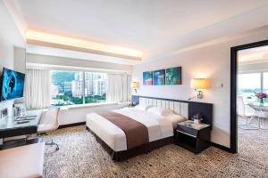Letto o letti in una camera di Regal Riverside Hotel