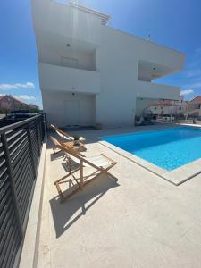 ein Schwimmbad auf dem Dach eines Gebäudes in der Unterkunft Villa Iva Vodice in Vodice