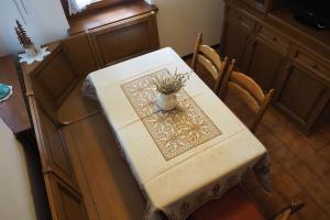 een kleine tafel met een vaas erop bij Dalla Dora- A peaceful place in the Dolomites in Villa