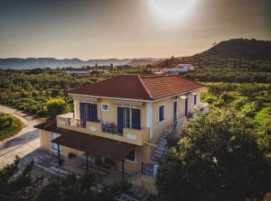 チィリヴィにあるTsilivi Blue Vista Apartmentの太陽を背景にした家の航空写真