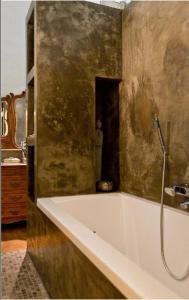 ein Bad mit einer Badewanne mit Dusche in der Unterkunft B&B Domaine Villa Bayard in Kanne