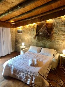 Ένα ή περισσότερα κρεβάτια σε δωμάτιο στο Quinta dos Carvalhos The Wine House Farm in Center of Lamego - Capital of the Douro