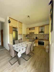Kuchyňa alebo kuchynka v ubytovaní Family House LA - Krvavica