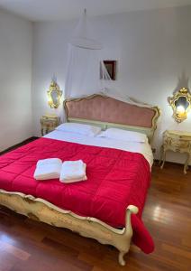 A bed or beds in a room at Royal Guest House Venice
