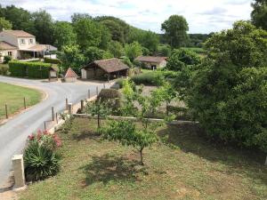 una casa con jardín y carretera en Dépendance Saint Jean en Bouniagues