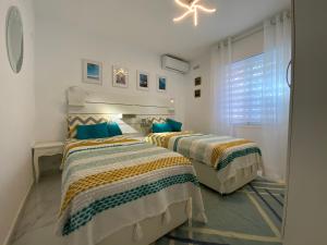 Posteľ alebo postele v izbe v ubytovaní Family villa with pool, walk to beach, restaurants and shopping